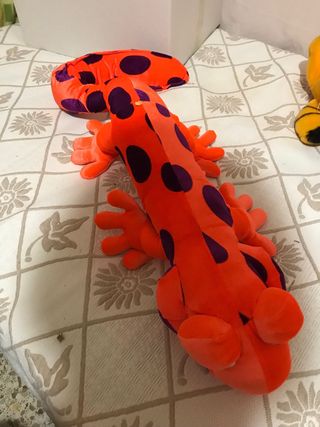 Peluche naranja con puntos morados