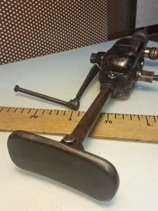 Berbiquí antiguo de carpintero