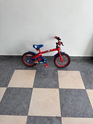 Bicicleta infantil roja y azul