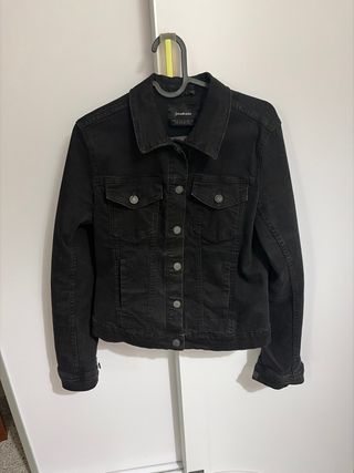 Cazadora vaquera Stradivarius negra Talla M