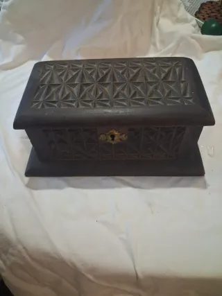 Caja de madera antigua tallada