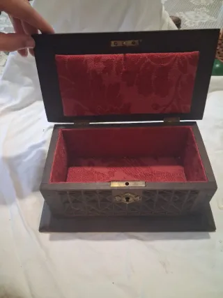 Caja de madera antigua tallada