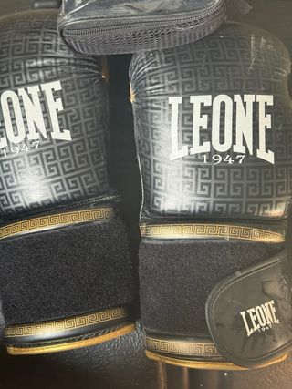 Saco de boxeo, guantes y vendas