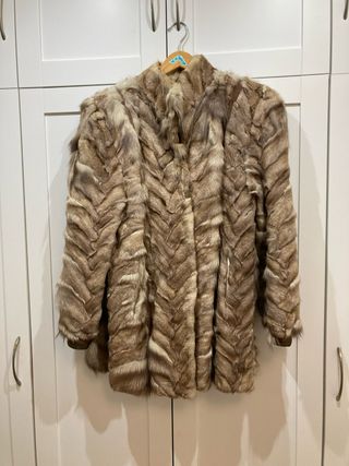 Chaquetón piel conejo marrón y beige