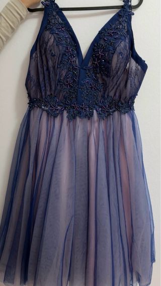 Vestido azul con pedrería y tul