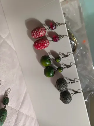 Pendientes largos rojos y verdes
