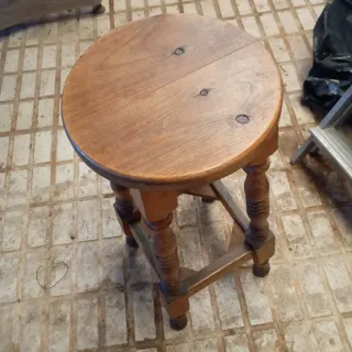 Taburete de madera rústico