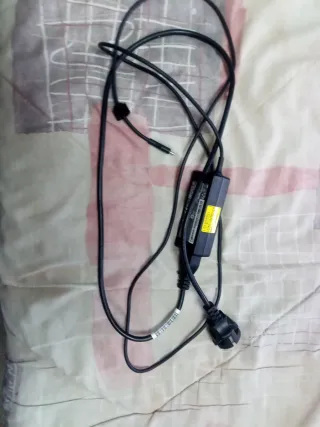 Cargador de corriente con cable