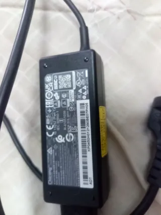 Cargador de corriente con cable