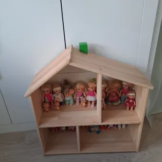Casita de muñecas de madera