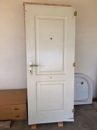 Puerta blanca con pomo y mirilla