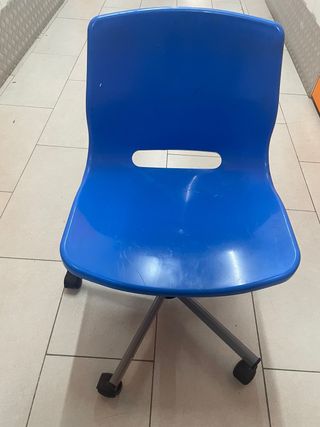 Silla de oficina azul con ruedas