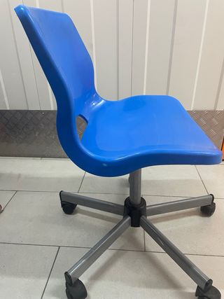 Silla de oficina azul con ruedas