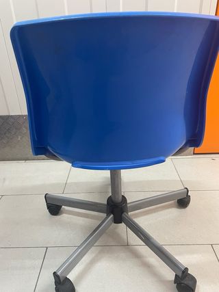 Silla de oficina azul con ruedas