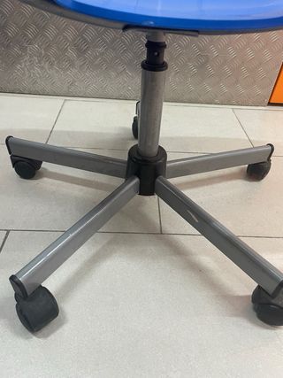 Silla de oficina azul con ruedas