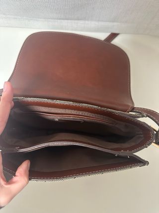 Bolso de hombro marrón con logo