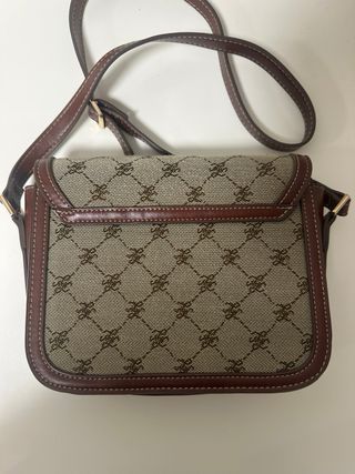 Bolso de hombro marrón con logo