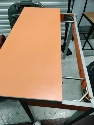Mesa naranja plegable de cocina