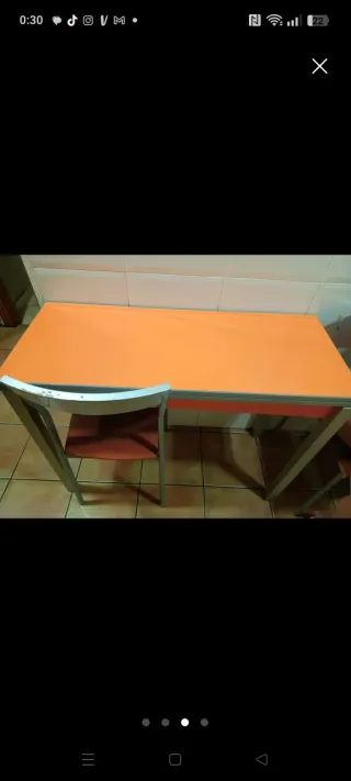 Mesa naranja plegable de cocina