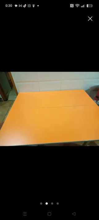 Mesa naranja plegable de cocina