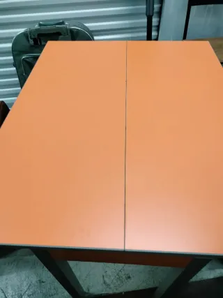 Mesa naranja plegable de cocina