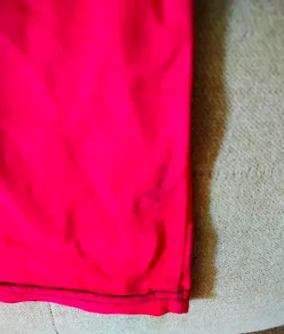 Camiseta hombre roja y negra con estampado