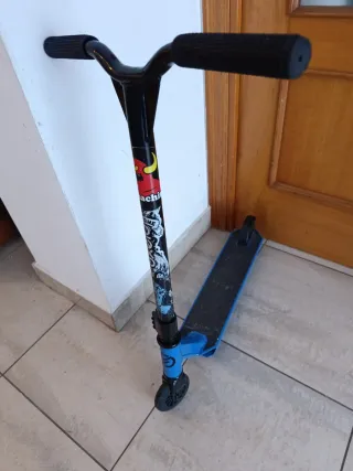 Patinete azul y negro