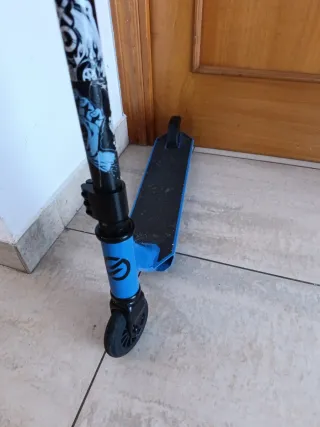 Patinete azul y negro