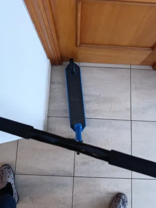 Patinete azul y negro