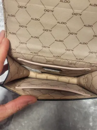 Bolso rosa con cadena plateada