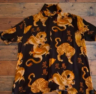 Camisa Bershka Estampada Dragones Talla M