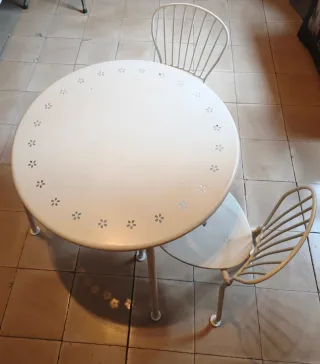Conjunto mesa y 2 sillas hierro niños