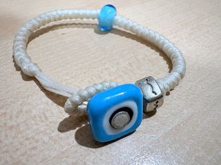 Braccialetto AUA bianco con occhio blu argento