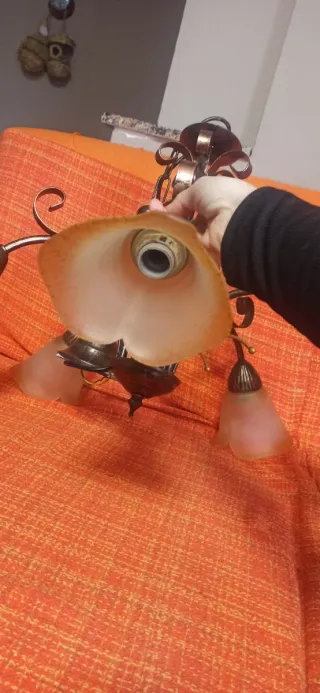 Lámpara de bronce con tulipas de cristal