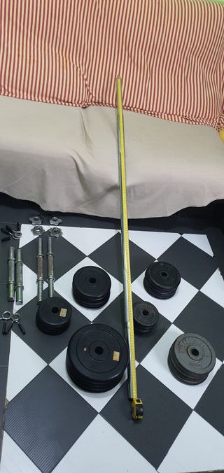Set di pesi con barra lunga e manubri