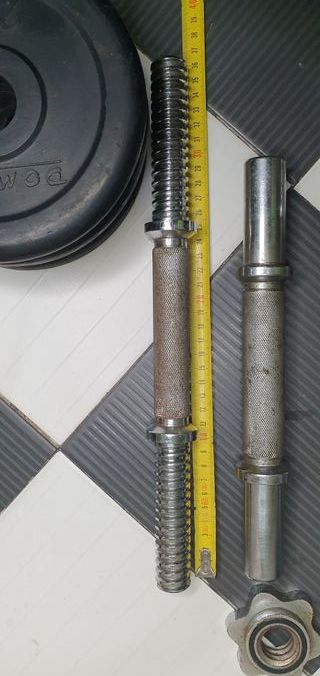 Set di pesi con barra lunga e manubri