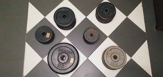 Set di pesi con barra lunga e manubri