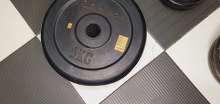 Set di pesi con barra lunga e manubri