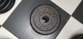 Set di pesi con barra lunga e manubri