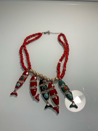 Collar coral con peces