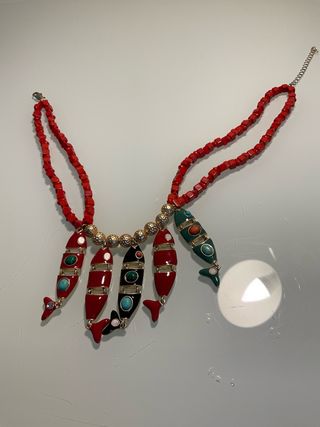 Collar coral con peces