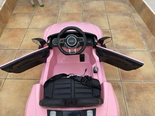 Un coche a bateria para niños audi R8 spyder a