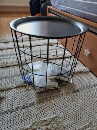 Mesa auxiliar con cesta metálica