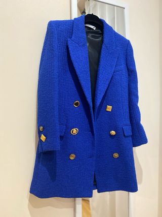 Abrigo Zara azul con botones dorados