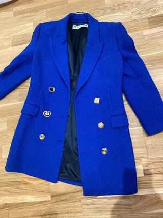 Abrigo Zara azul con botones dorados