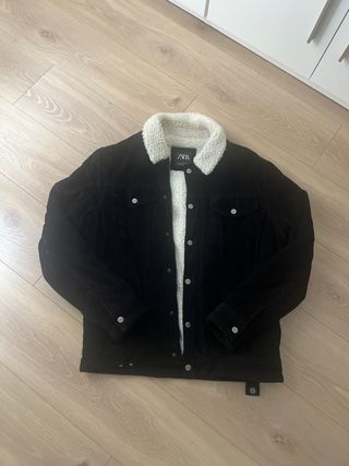 Cazadora negra Zara con borreguillo