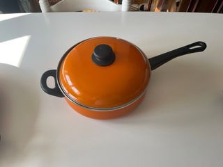 Paellera grande, paellera pequeña y sartén.