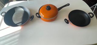 Paellera grande, paellera pequeña y sartén.