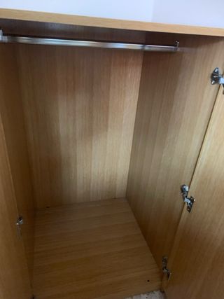 Conjunto cajonera y armario de madera