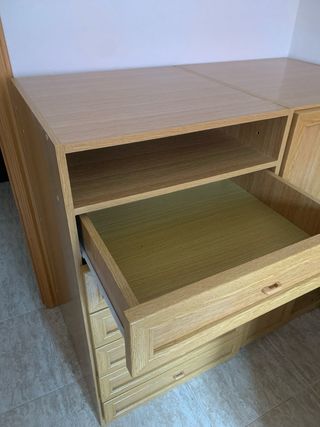 Conjunto cajonera y armario de madera